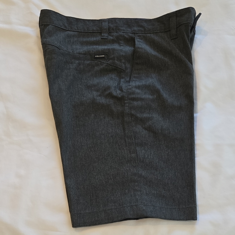 Volcom Men's Charcoal Flat Front Shorts, Size 31